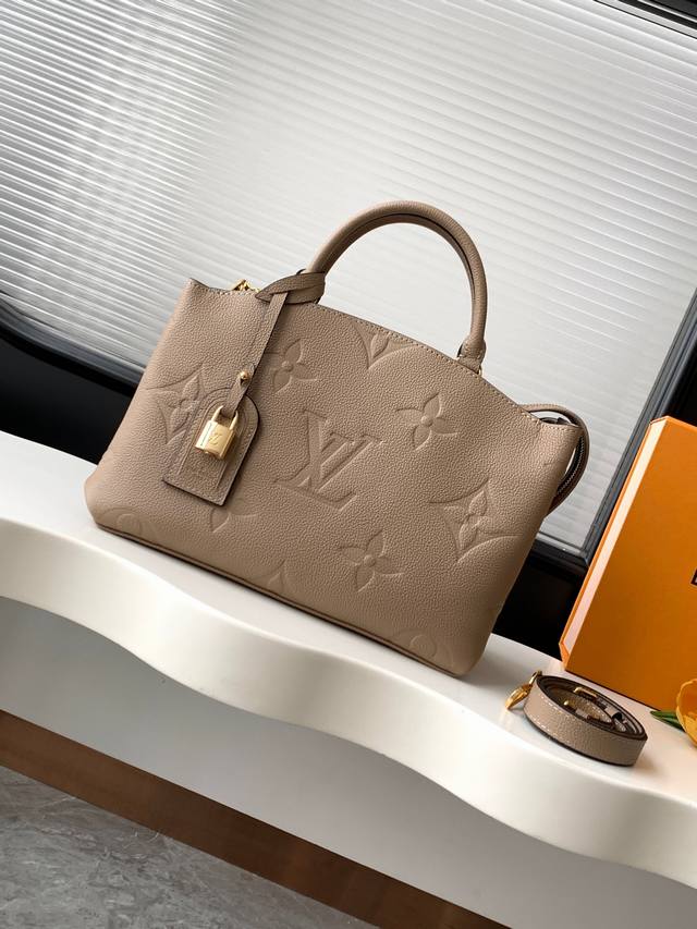 动态163芯片 顶级原单加强版 M45833杏压小号 本款 Petit Palais 手袋为柔软粒面皮革压印大号 Monogram 图案，以精巧构型传递考究风范