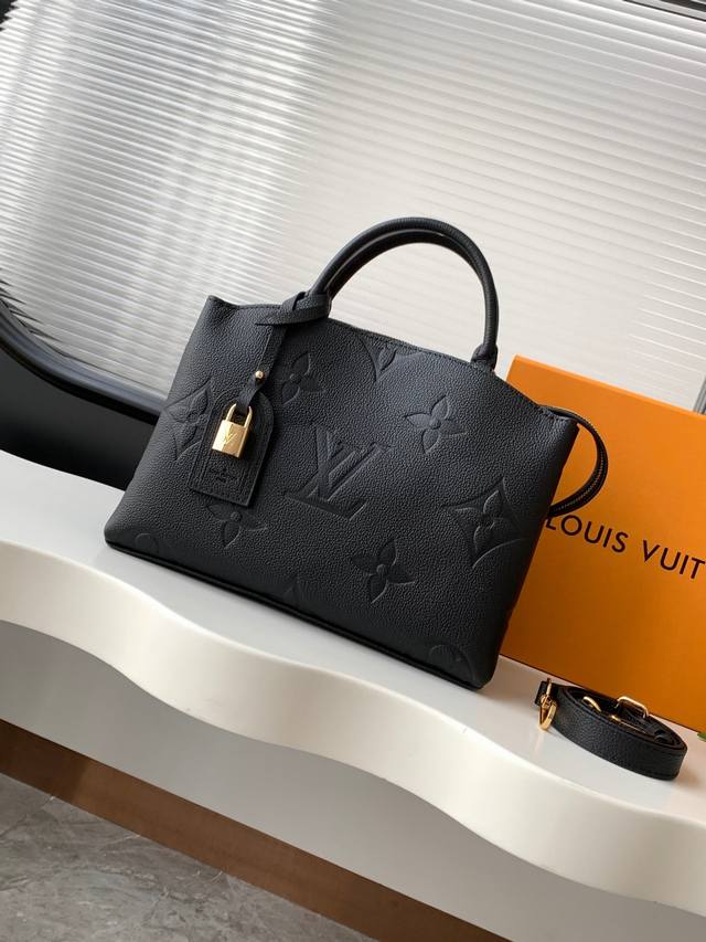 动态163芯片 顶级原单加强版 M58916黑压 本款 Petit Palais 手袋为柔软粒面皮革压印大号 Monogram 图案，以精巧构型传递考究风范。皮