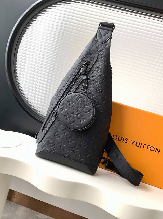 动态163C01芯片 顶级原单加强版 M21890黑压 本款 Duo 单肩包以柔软牛皮革塑造贴身构型，成就传统双肩包之外的实用之选。拉链侧袋可收纳智能手机，可拆