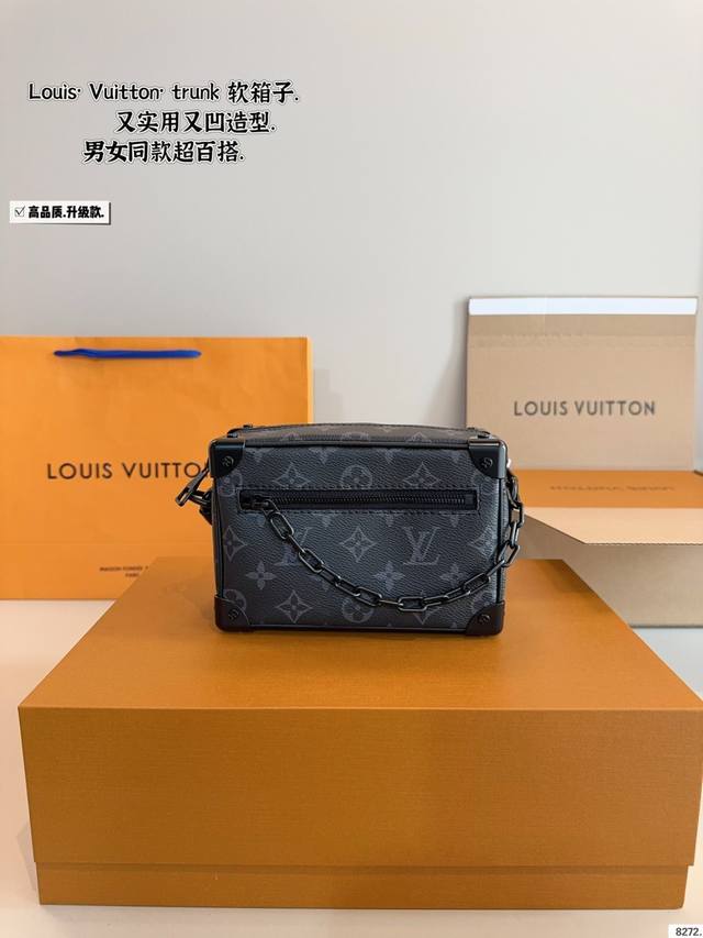 配礼盒 L家25A Trunk压花盒子链条包小箱子 近几年L 脑洞真的是越开越大，设计独特而经典 方正小巧的独特造型 绝对是这几年Lv最出彩的设计之一。高端定制