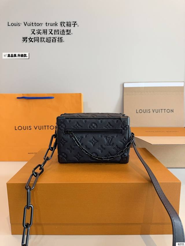 配礼盒 L家 25A Trunk压花盒子链条包小箱子 近几年L 脑洞真的是越开越大，设计独特而经典 方正小巧的独特造型 绝对是这几年Lv最出彩的设计之一。高端定