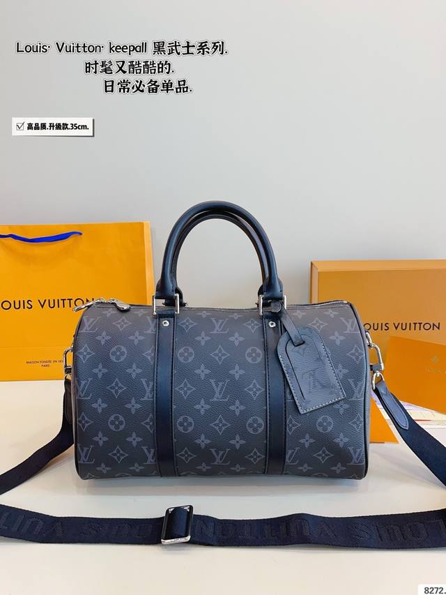 配礼盒. Lv 黑武士 Keepall 枕头包 黑色暗纹Logo超级耐看 全皮质感气质拉满 大气，休闲百搭，也是我入手主要原因，搭配小羊皮软嫩软嫩的材质，总之是