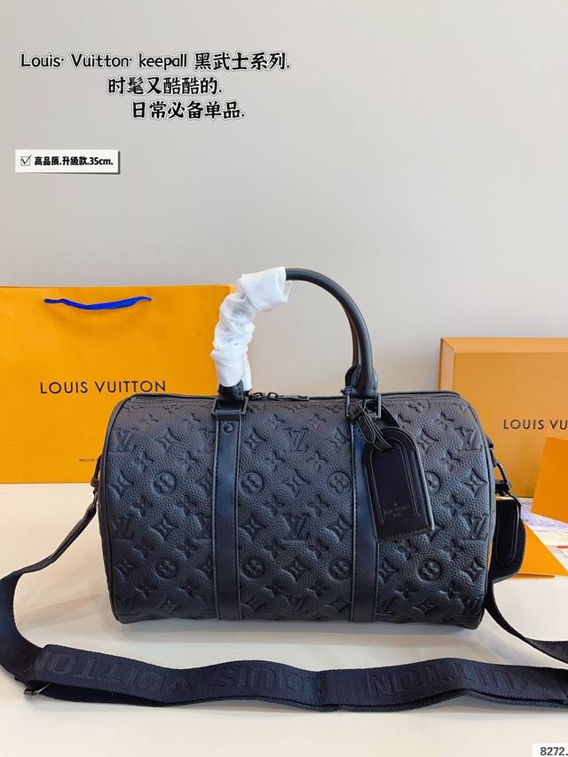配礼盒. Lv 黑武士 Keepall 枕头包 黑色暗纹Logo超级耐看 全皮质感气质拉满 大气，休闲百搭，也是我入手主要原因，搭配小羊皮软嫩软嫩的材质，总之是