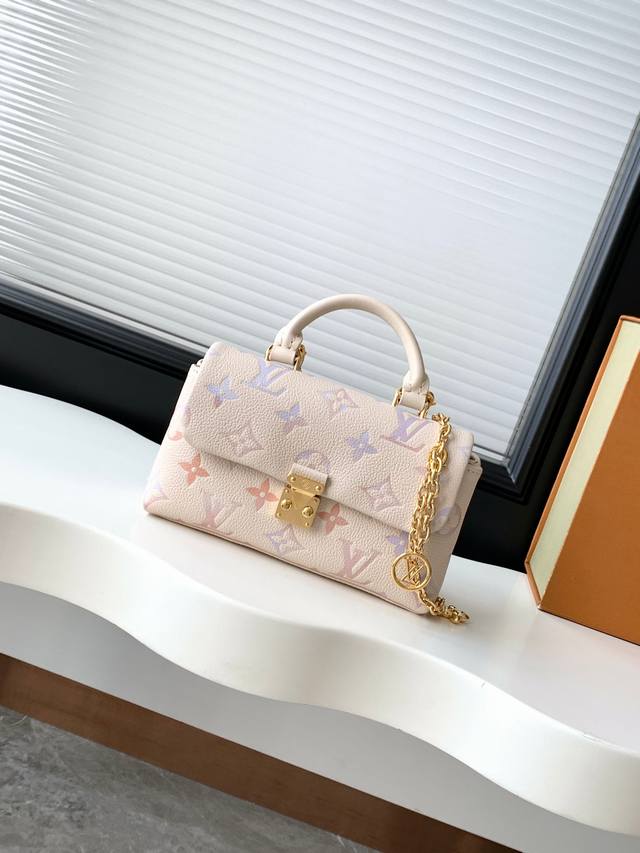 动态163C芯片 顶级原单加强版 M25596 本款 Nano Madeleine 手袋沐浴新季幻梦色彩，可轻松点睛各式造型。经典 Monogram Empre