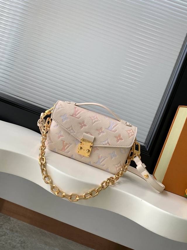 动态163C01芯片 顶级原单加强版 M25682白压花 顶级原单 独家背景实拍 本款 Pochette MéTis East West 手袋取材粒面牛皮革，再