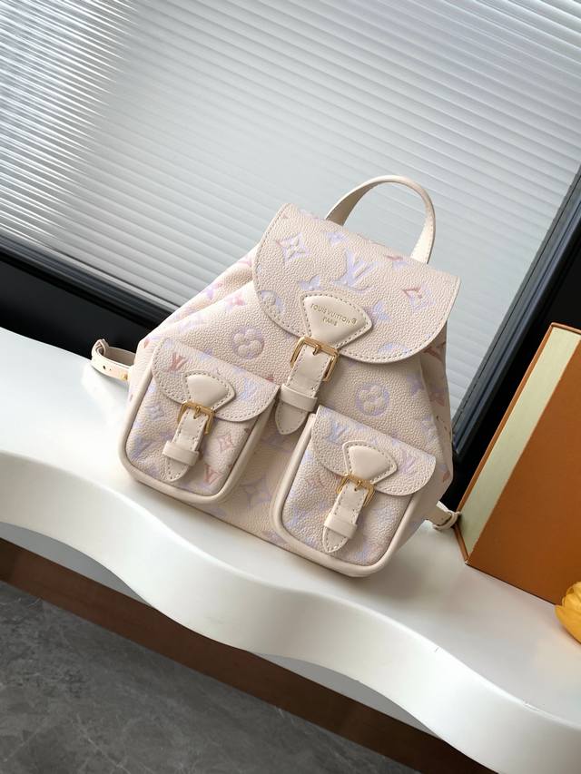 动态163C芯片 顶级原单加强版 M15113 本款 Backup 双肩包出自 Dream 系列,为 Monogram 压纹粒面皮革渲染别致水彩渐变效果,搭配编 动态163C芯片 顶级原单加强版 M15113 本款 Backup 双肩包出自 Dream 系列,为 Monogram 压纹粒面皮革渲染别致水彩渐变效果,搭配编