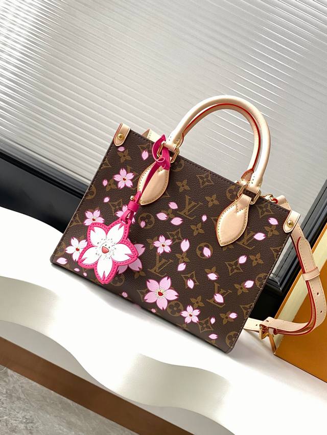 M13269 163芯片 本款 Onthego 小号手袋出自路易威登 X 村上隆复刻系列，以明丽 Cherry Blossom 图案焕新经典设计。Monogra