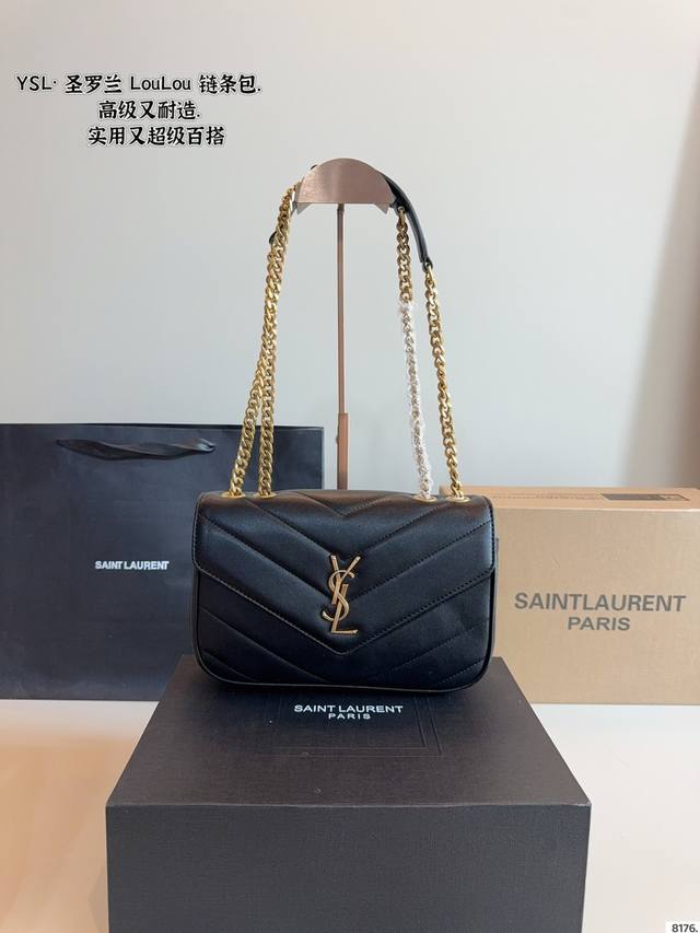 配礼盒. 圣罗兰Ysl 羊皮纹链条包. Loulou 信封包 经典包包推荐哦! 特别适合夏天的一款哦亲!尺寸:24*6*15Cm 配礼盒. 圣罗兰Ysl 羊皮纹链条包. Loulou 信封包 经典包包推荐哦! 特别适合夏天的一款哦亲!尺寸:24*6*15Cm