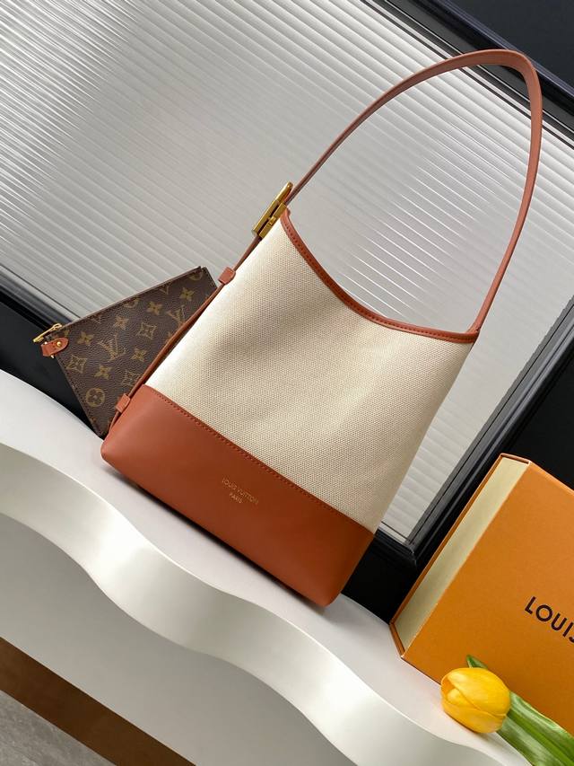 顶级原单，变码芯片M25468 本款 Low Key Hobo 小号手袋糅合帆布和牛皮革，以肌理反差演绎新季优雅格调。做旧金属件和可拆卸 Monogram 拉链