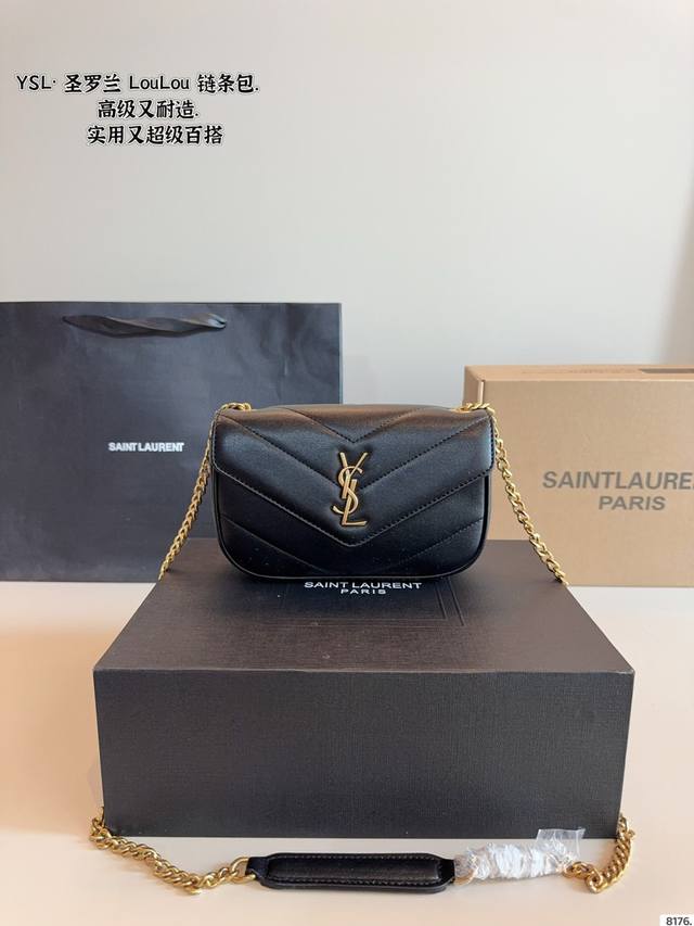 配礼盒. 圣罗兰Ysl 羊皮纹链条包. Loulou 信封包 经典包包推荐哦！ 特别适合夏天的一款哦亲！尺寸：19*5*13Cm