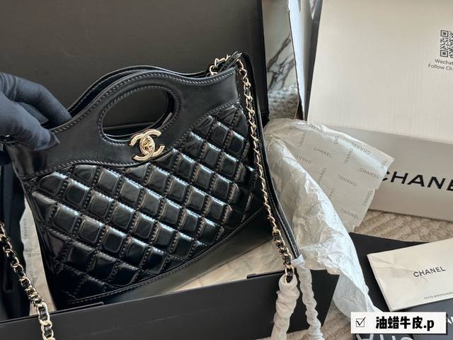 配盒 油蜡牛皮 Size：24*20Cm 小香家 23A值得入手的31Bagmini Chanel又又又复刻了 新款31Bag出了Minisize 这谁顶得住
