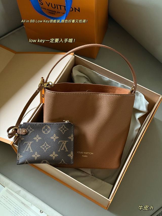 配盒 升级版 Size：18*16Cm Low Key All In Bb入手静奢风 这款更小巧的版本， 完全是我梦中的“日常轻便包” 这谁看了不迷糊呀 有两幅