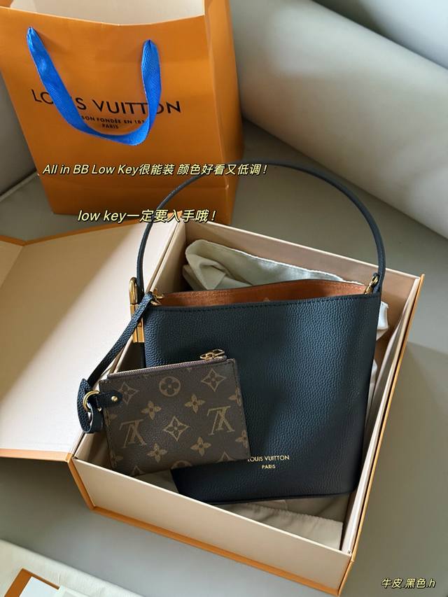 配盒 升级版 Size:18*16Cm Low Key All In Bb入手静奢风 这款更小巧的版本, 完全是我梦中的“日常轻便包” 这谁看了不迷糊呀 有两幅 配盒 升级版 Size:18*16Cm Low Key All In Bb入手静奢风 这款更小巧的版本, 完全是我梦中的“日常轻便包” 这谁看了不迷糊呀 有两幅