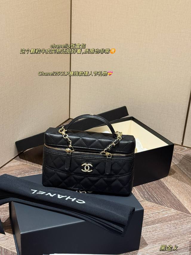 配盒 牛皮 Size:20 底宽 *12Cm 高 小香家 饭盒包腰线款Lp 爆款一眼看中的包 真的好可爱呀 可甜可盐 可以手拿可以肩背链条长度刚刚好 搭配性也很 配盒 牛皮 Size:20 底宽 *12Cm 高 小香家 饭盒包腰线款Lp 爆款一眼看中的包 真的好可爱呀 可甜可盐 可以手拿可以肩背链条长度刚刚好 搭配性也很