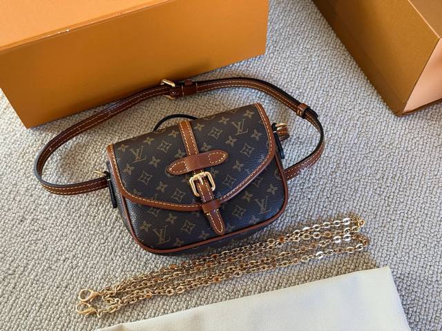 配盒 Size：20*15Cm L家 新款 Duobb 刚收到新鲜的， 真是个貌美的小东西 一个小包配置两条肩带哦！可腰包可斜挎！