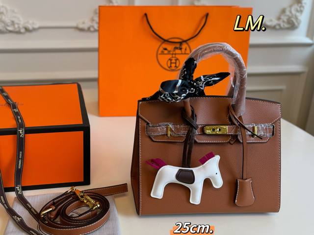 25Cm 折叠盒 Size:25×20 Hermes 爱马仕Birkin铂金包 外缝线干净利落, 玫瑰金扣精美别致! 开口拎随性慵懒 扣合气质拉,气场强大! 25Cm 折叠盒 Size:25×20 Hermes 爱马仕Birkin铂金包 外缝线干净利落, 玫瑰金扣精美别致! 开口拎随性慵懒 扣合气质拉,气场强大!