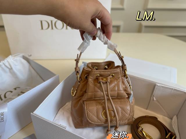 迷你 折叠盒 Size:14×15 迷你 Dior迪奥Caro水桶包 可爱的水桶包造型 优雅又不失时尚~ 可拆卸的长肩带,手提斜挎 实用和美貌并存! 迷你 折叠盒 Size:14×15 迷你 Dior迪奥Caro水桶包 可爱的水桶包造型 优雅又不失时尚~ 可拆卸的长肩带,手提斜挎 实用和美貌并存!