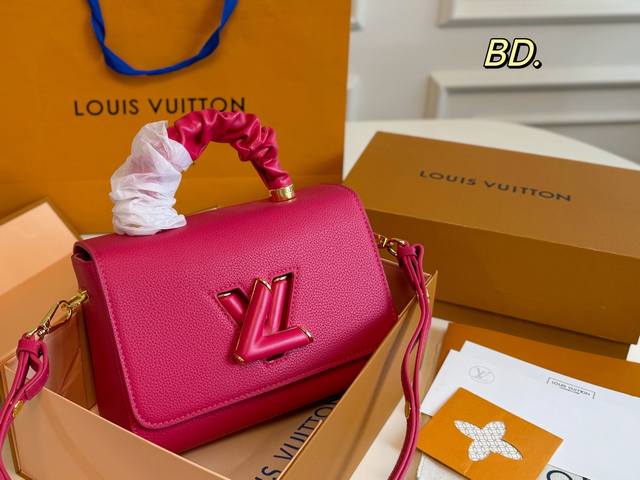 折叠盒 Size:23×16 Lv路易威登新款Twist斜挎手提包 又称“转运包”,属于Lv高端包系列! 荔枝纹材质摸上去既光滑~ 又有明显的凹凸纹理 皮料非常 折叠盒 Size:23×16 Lv路易威登新款Twist斜挎手提包 又称“转运包”,属于Lv高端包系列! 荔枝纹材质摸上去既光滑~ 又有明显的凹凸纹理 皮料非常