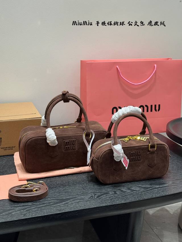 带盒子 Size:23*11Cm 小 28*14Cm 大 Miumiu手提保龄球 公文包 太秋冬太美好啦 Miu麂皮魅力真的太大拿下拿下愛受 可手拎也可斜挎 绝 带盒子 Size:23*11Cm 小 28*14Cm 大 Miumiu手提保龄球 公文包 太秋冬太美好啦 Miu麂皮魅力真的太大拿下拿下愛受 可手拎也可斜挎 绝