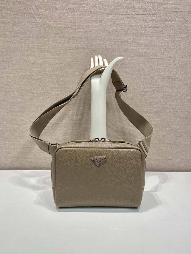 特级原厂配专柜包装新品胸包2Vh181大号新色 这款皮革单肩包胸包采用时尚流畅的线条设计和富有层次感的廓形，织带可调节，进口鹿皮牛皮。手感舒适奢华，又可当胸包和