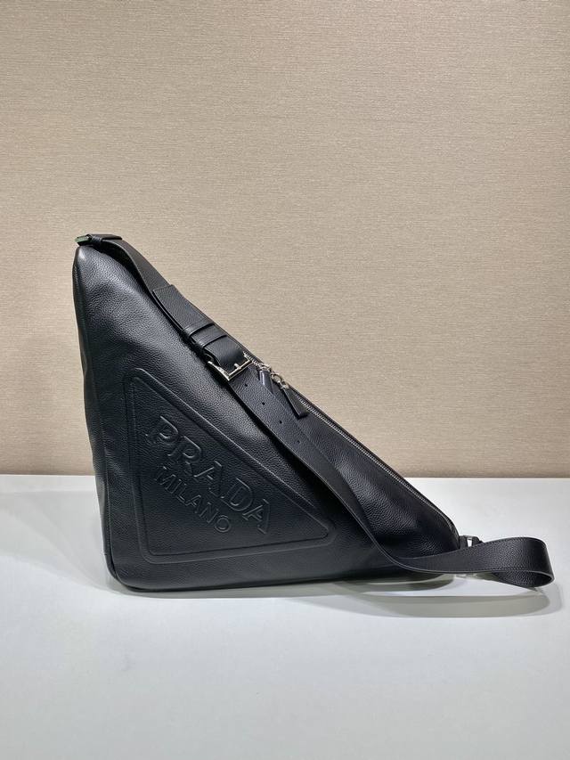 特级原厂配专柜包装全皮大三角包2Vy007 全网红追爆大三角包来啦，这款多功能的三角形皮革斜挎包配有可调式肩带，便于以不同方式背携新颖的包身设计重释精美的同色大