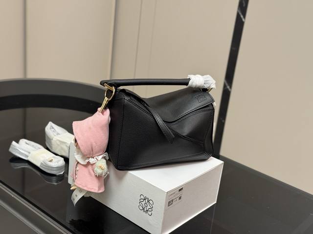 配盒 尺寸： 24.15Cm 罗意威 几何包 最新对版的织布肩带 干干净净Puzzle Edge很高级哦！ 牛皮品质！ 完全Hold住！