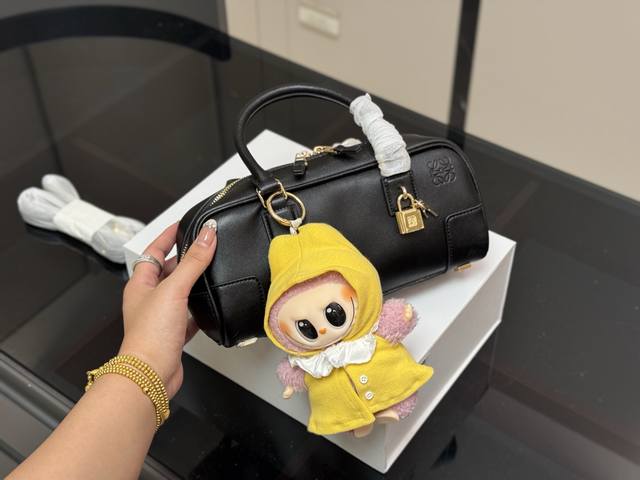 升级版配盒 Size:24*12Cm 罗意威保龄球 公文包 包包甜度刚好! 很难不爱啊啊! 可手拎也可斜挎 绝对不是小废包哦容量足足的~~ 出场就是小公主! 升级版配盒 Size:24*12Cm 罗意威保龄球 公文包 包包甜度刚好! 很难不爱啊啊! 可手拎也可斜挎 绝对不是小废包哦容量足足的~~ 出场就是小公主!