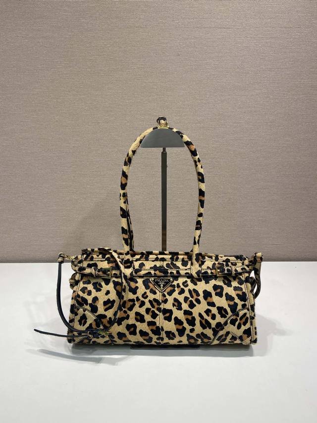 陪专柜包装Lussolf印花豹纹1Ba426 这款手提斜挎包采用进口印花豹纹皮，经典散发出古典气息，配有一条可拆卸调节的长肩带，方便不同场合搭配，容量空间非常大