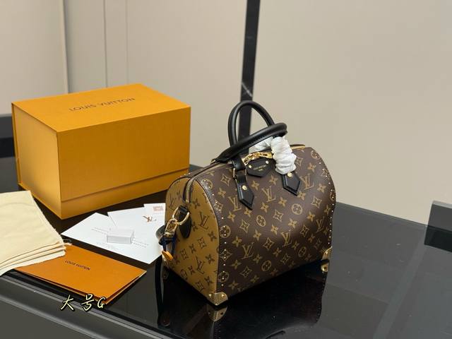 配折叠盒飞机盒 Lv Speedy Trunk25 美到失语！越看越上头 这款包刚到店就觉得特别好看 经典的Monogram帆布搭配黑色牛皮手柄，复古又时髦 别
