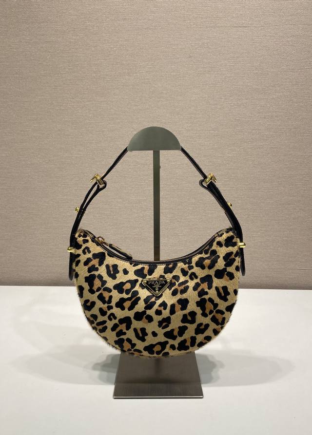 配专柜包装Moon手袋1Bc194豹纹 这款Arqué手袋重新诠释Hobo版型，饰以豹纹印花增添个性，内配羊皮。彰显百搭时尚的魅力，可调式可以拆卸长 短肩带。不