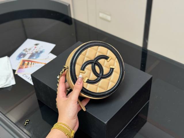 配折叠盒 香奈儿口红包 零钱包 -小香家 金球 圆饼 真的好小好可爱 装的下可爱 和一份好心情 尺寸:15*15Cm 配折叠盒 香奈儿口红包 零钱包 -小香家 金球 圆饼 真的好小好可爱 装的下可爱 和一份好心情 尺寸:15*15Cm