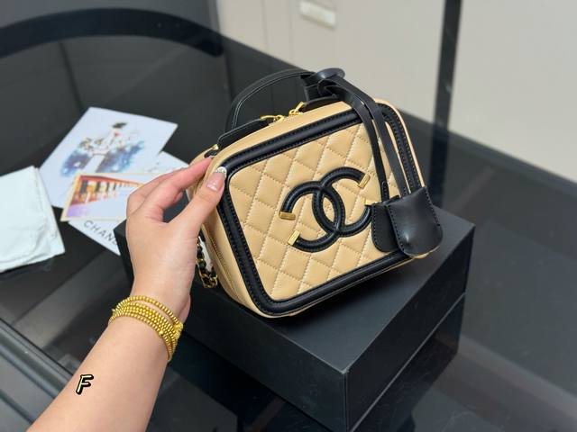 配折叠盒 Size：17.13Cm 香奈儿 复古方箱子包 太喜欢啦！一见钟情 提手处的设计真的超爱！ 细节做的不多不少 刚刚好！