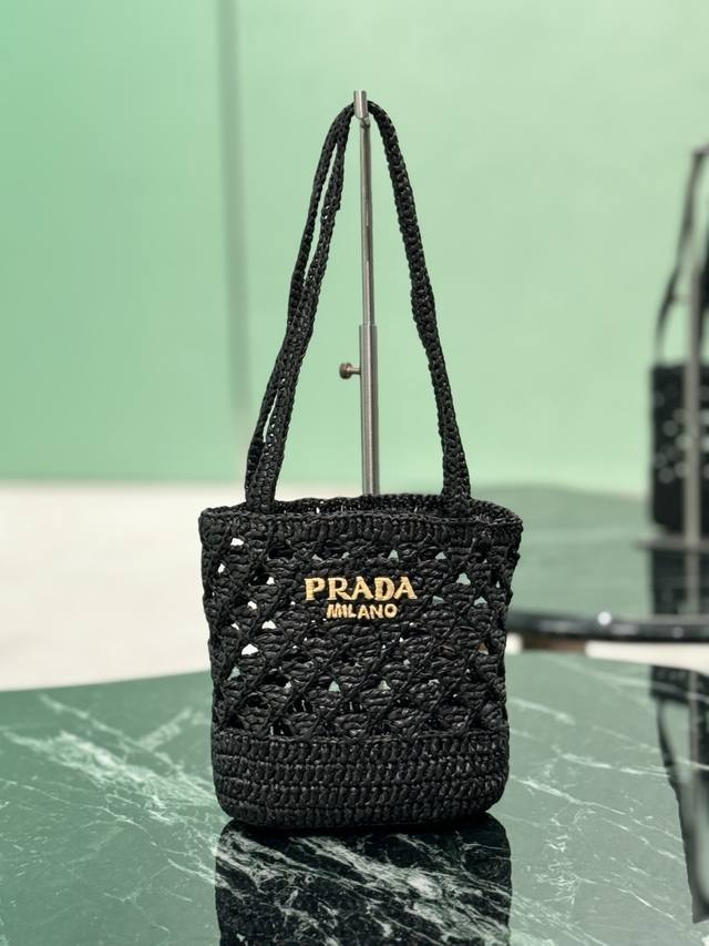 新品拉菲草托特包 旅行度假绝佳选择，采用拉菲草手工打造，轻盈自然的材质表露夏日心绪 正面刺绣刻字三角徽标 配以长长的精致肩背提手 小小包身容量也不错哦而且自重很