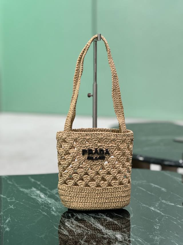 新品拉菲草托特包 旅行度假绝佳选择，采用拉菲草手工打造，轻盈自然的材质表露夏日心绪 正面刺绣刻字三角徽标 配以长长的精致肩背提手 小小包身容量也不错哦而且自重很