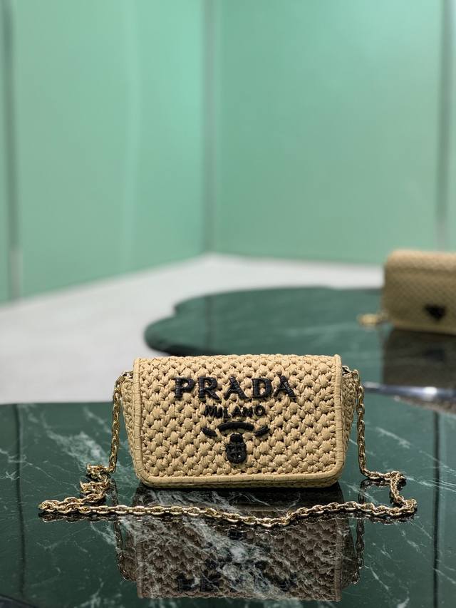 链条编织包 这款包包具有复杂、现代的魅力，由编织面料制成，使配饰具有轻柔的触感。这款款式配有可拆卸的链式肩带，内侧为纳帕皮革，并配有金色金属五金和色彩对比鲜明的