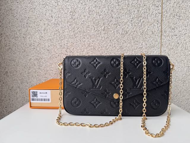 顶级原单 M64064 黑色由Monogram Empreinte帆布面料裁制而成的Pochette Felicie内含两个可脱卸口袋,是携带整理您的日常用品的 顶级原单 M64064 黑色由Monogram Empreinte帆布面料裁制而成的Pochette Felicie内含两个可脱卸口袋,是携带整理您的日常用品的
