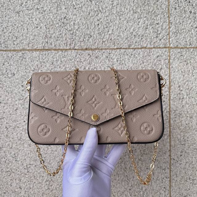 顶级原单 M82609灰色新版由Monogram Empreinte帆布面料裁制而成的Pochette Felicie内含两个可脱卸口袋,是携带整理您的日常用品 顶级原单 M82609灰色新版由Monogram Empreinte帆布面料裁制而成的Pochette Felicie内含两个可脱卸口袋,是携带整理您的日常用品