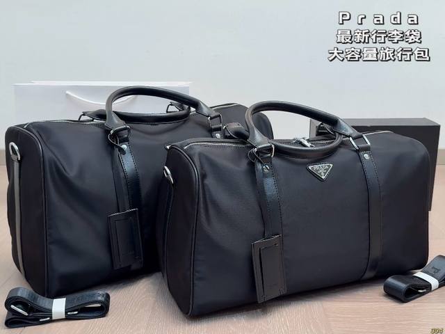 Prada普拉达最新行李袋 旅行包 这个系列将是Prada接下来一整季的主打款式。Prada 手袋的曲线型设计十分醒目，时尚百搭！也很轻便哦！尺寸 ：50 27