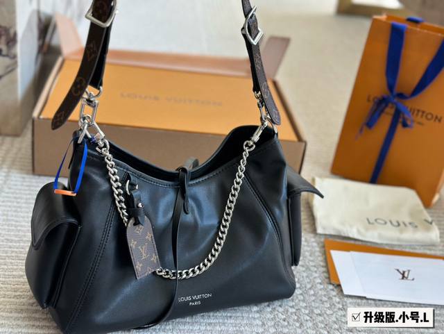 牛皮 Carryalldark 中号手袋 本款 Carrvall Dark 中号手袋以柔软羊皮革塑造时尚慵懒 廓形为 春夏秀场造型增添瞩目姿彩抛光金属件与 触感