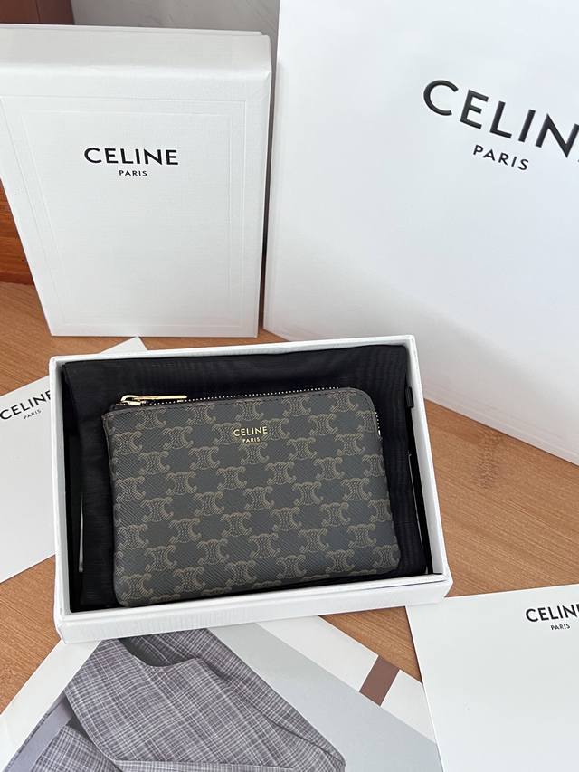 Triomphe光滑牛皮革零钱卡包 棕色字 特价 不退不换 5 X 4 X 0英寸 13 X 9 X 1厘米 牛皮革 衬里 : 牛皮革 织物 金色饰面 拉链锁闭 Triomphe光滑牛皮革零钱卡包 棕色字 特价 不退不换 5 X 4 X 0英寸 13 X 9 X 1厘米 牛皮革 衬里 : 牛皮革 织物 金色饰面 拉链锁闭