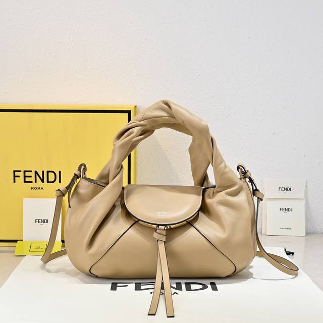 出货 现货实拍型号001，Fend！ Spy小号手袋的设计别具一格，是对在2005春夏时装秀上亮相的著名Fendi It手袋的现代全新诠释。手袋的命名灵感源自其