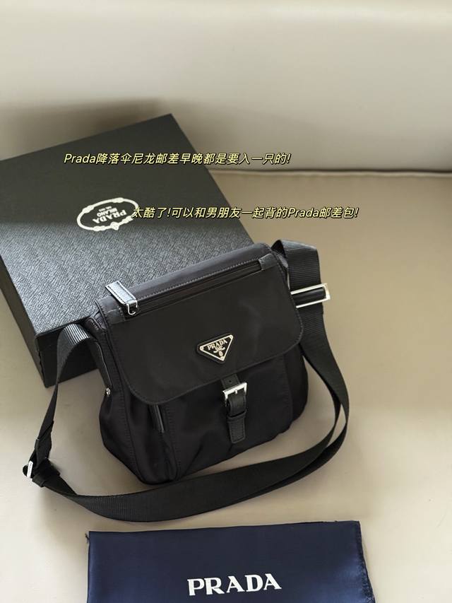配盒子 Size：23*24Cm Prad 男士邮差包 刚刚好的Size 通勤很好用！ 无与伦比的高级 搜索Prada 男包