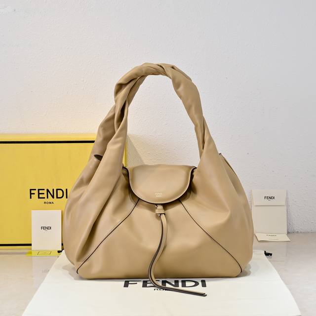 大号己出货 现货实拍型号002Fend！ Spy大号手袋的设计别具一格，是对在2005春夏时装秀上亮相的著名Fendi It手袋的现代全新诠释。手袋的命名灵感源