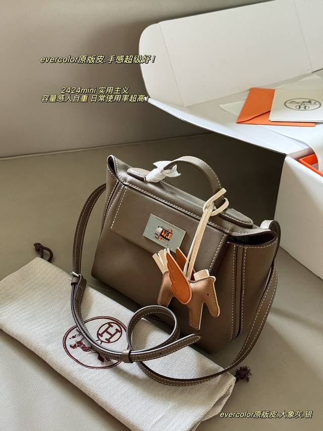 配盒 Size:22*16Cm# H家 爱马仕2424 再次封神!! 头层牛皮!牛皮! 这款真的是集齐所有功能性的包包 完全可以释放双手 单肩斜挎多种背法 低调 配盒 Size:22*16Cm# H家 爱马仕2424 再次封神!! 头层牛皮!牛皮! 这款真的是集齐所有功能性的包包 完全可以释放双手 单肩斜挎多种背法 低调