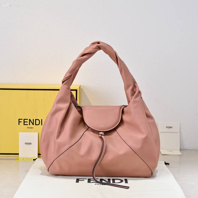 大号己出货 现货实拍型号002Fend！ Spy大号手袋的设计别具一格，是对在2005春夏时装秀上亮相的著名Fendi It手袋的现代全新诠释。手袋的命名灵感源