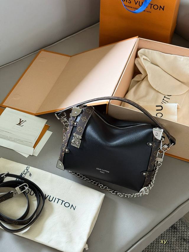 配盒 Size：23*16Cm 中 L家 25王炸新款包 谷爱凌同款哦！Sidetrunk 超级洋气 Upupup 秋冬系列的“当家花旦” 精致又随性，时髦精必