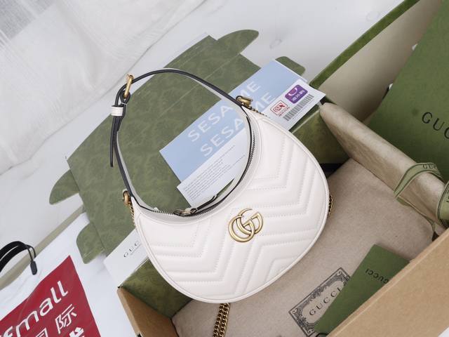 跑量价 简介：这款迷你手袋采用新月形轮廓和质感十足的黑色皮革材质，散发出浓郁的复古格调。复古元素糅合典藏设计或时尚细节，呈现超越时空限制的焕新设计。处处呈现品牌