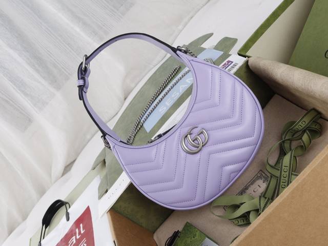 进口皮 简介：这款迷你手袋采用新月形轮廓和质感十足的黑色皮革材质，散发出浓郁的复古格调。复古元素糅合典藏设计或时尚细节，呈现超越时空限制的焕新设计。处处呈现品牌