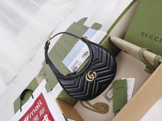 进口皮 简介：这款迷你手袋采用新月形轮廓和质感十足的黑色皮革材质，散发出浓郁的复古格调。复古元素糅合典藏设计或时尚细节，呈现超越时空限制的焕新设计。处处呈现品牌