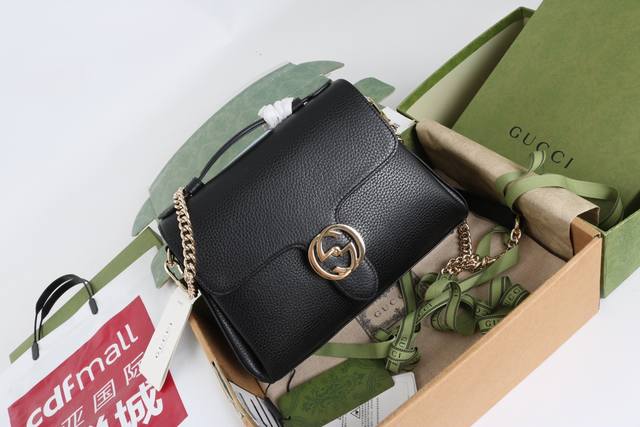 跑量价 简介：Gg 之前就出过很有名的方盒子包，相对来说这个新款更加特别，各种设计特别玩味时尚。选用厚实且韧性极佳的牛皮是这款包的特点之一，最吸引人的还是盖子上